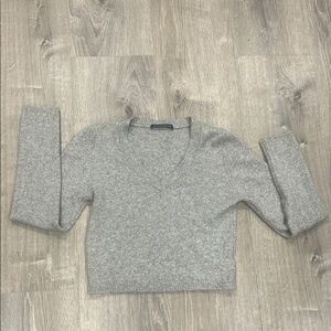 Brandy Melville Gray V-Neck Sweater
100% WOOL